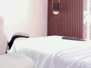 Live webcam model charlotte-howard on Soda Cams