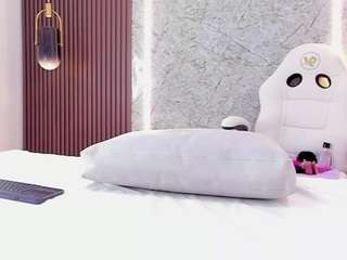 Live webcam model charlotte-howard on Soda Cams