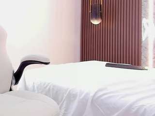 Live webcam model charlotte-howard on Soda Cams