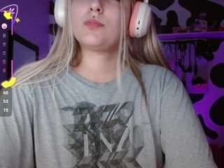 Live webcam model hi-elora on Soda Cams