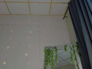 Maya-Raay live webcam show