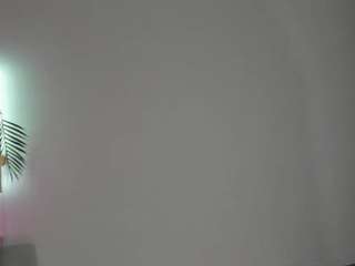 Live webcam model lessy-gracce on Soda Cams