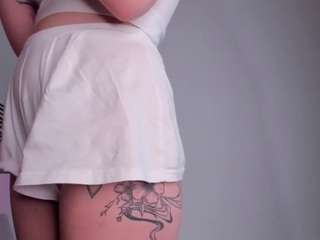 Live webcam model lessy-gracce on Soda Cams