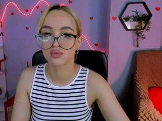 bonnie-crystal's CamSoda show and profile