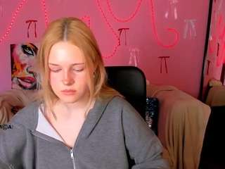 bonnie-crystal's CamSoda show and profile