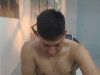 DominantBoy4 live cam on CamSoda