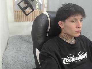 Iantwink18's cam show statistics and live stream