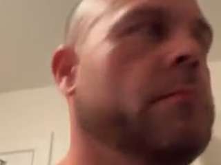 该模特正在直播。 travisseitz88
