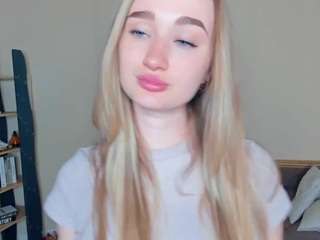 Ten model jest teraz na żywo. hollyjayson