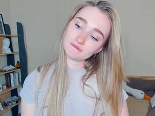 Ten model jest teraz na żywo. hollyjayson