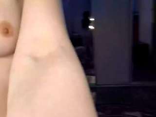 Live webcam model debbinguyn on Soda Cams