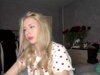 indiramormino's CamSoda show and profile