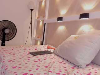 Live webcam model sophia-royce on Soda Cams