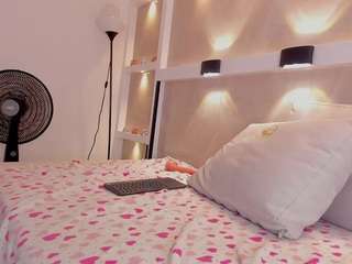 Live webcam model sophia-royce on Soda Cams