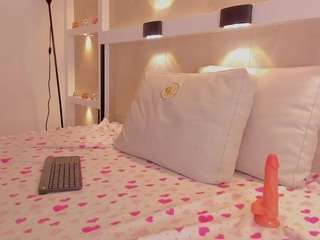 Live webcam model sophia-royce on Soda Cams