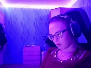 jacquiesours's CamSoda show and profile