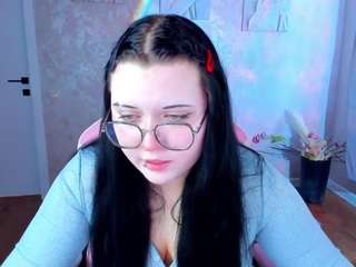 kira-gold's CamSoda show and profile