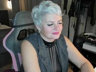 linda-zefir's CamSoda show and profile