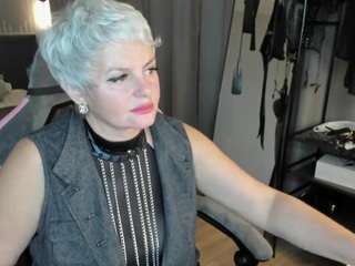 linda-zefir's CamSoda show and profile