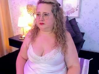 martina-curvy