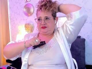martina-curvy