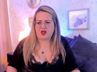 martina-curvy