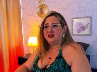 martina-curvy