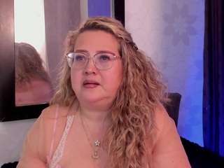 martina-curvy