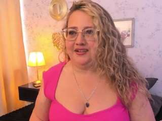 martina-curvy