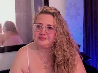 martina-curvy