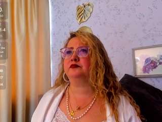 martina-curvy