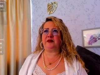 martina-curvy