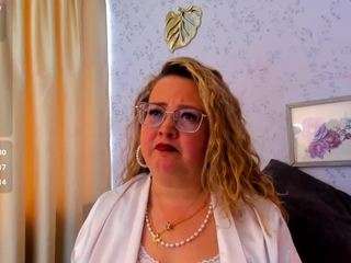 martina-curvy