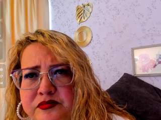 martina-curvy