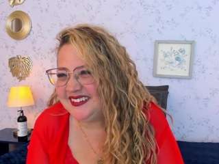 martina-curvy