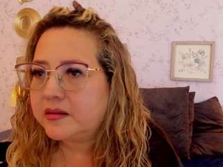 martina-curvy