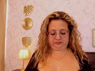 martina-curvy