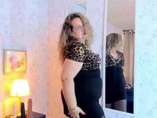 martina-curvy