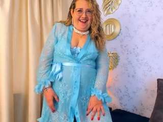 martina-curvy