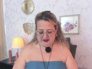 martina-curvy