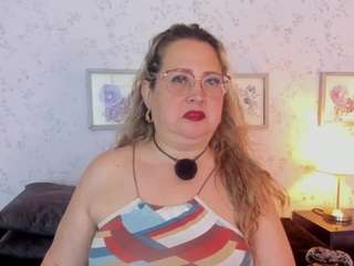 martina-curvy
