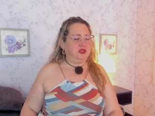 martina-curvy