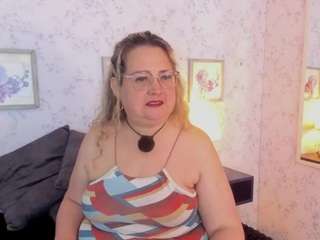 martina-curvy