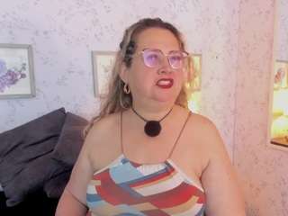 martina-curvy