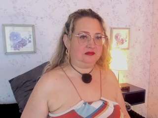 martina-curvy
