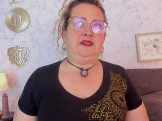 martina-curvy