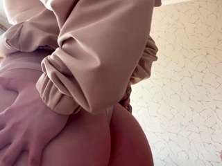 Live webcam model yvettelabarbara on Soda Cams