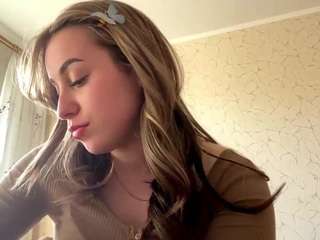 Live webcam model yvettelabarbara on Soda Cams