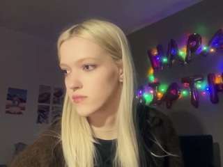 suzansmrekar's CamSoda show and profile