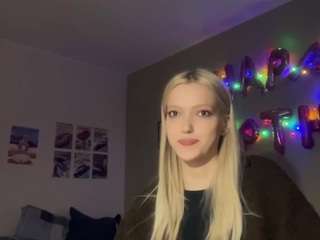 suzansmrekar's CamSoda show and profile